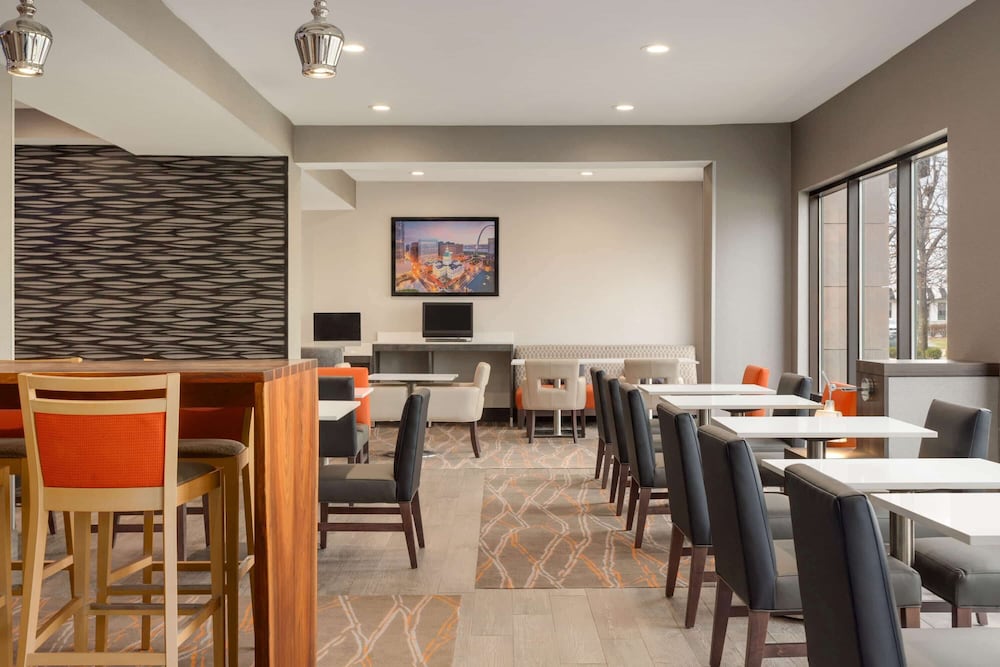 La Quinta Inn & Suites by Wyndham St Louis Route 66 37/47