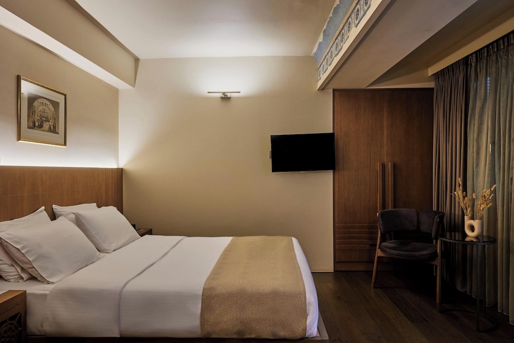 FRESCO, QUEEN BED, OUTDOOR JETTED TUB