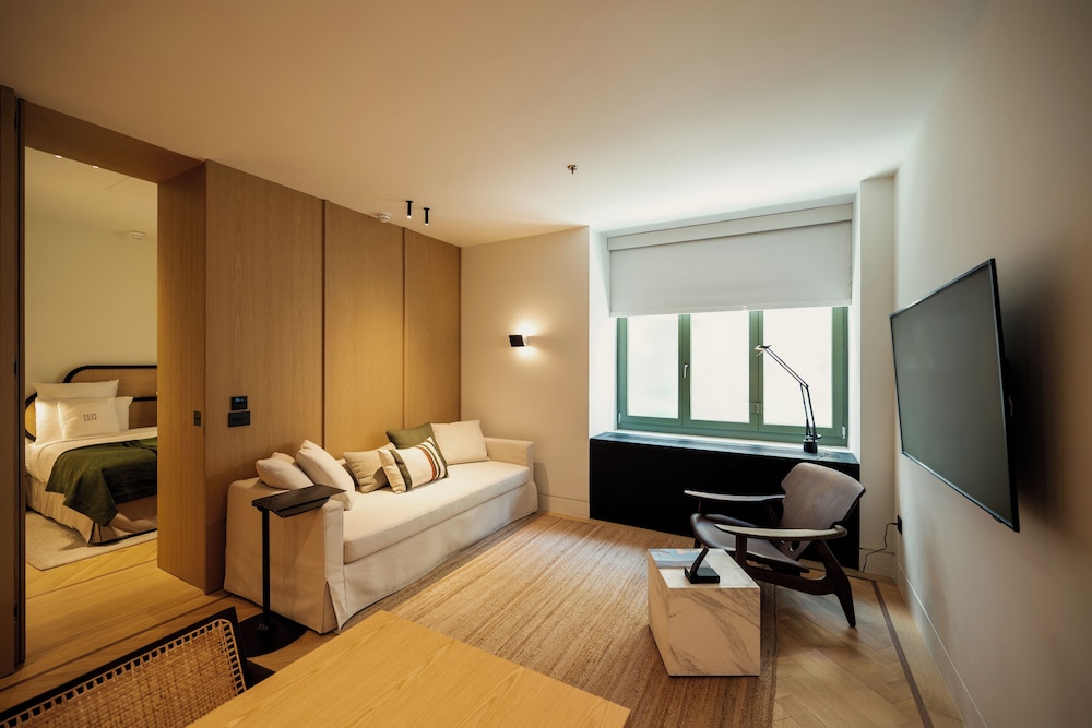 JUNIOR SUITE, KING BED