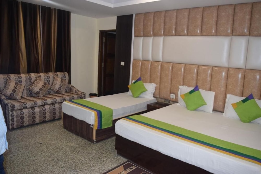 Hotel The Paramont Delhi 30/50