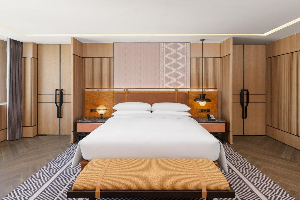 Presidential, Suite, King Bed, Mountain View, Club Floor