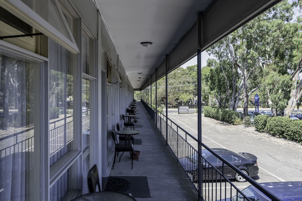 PRINCE MARK MOTOR INN 37/47