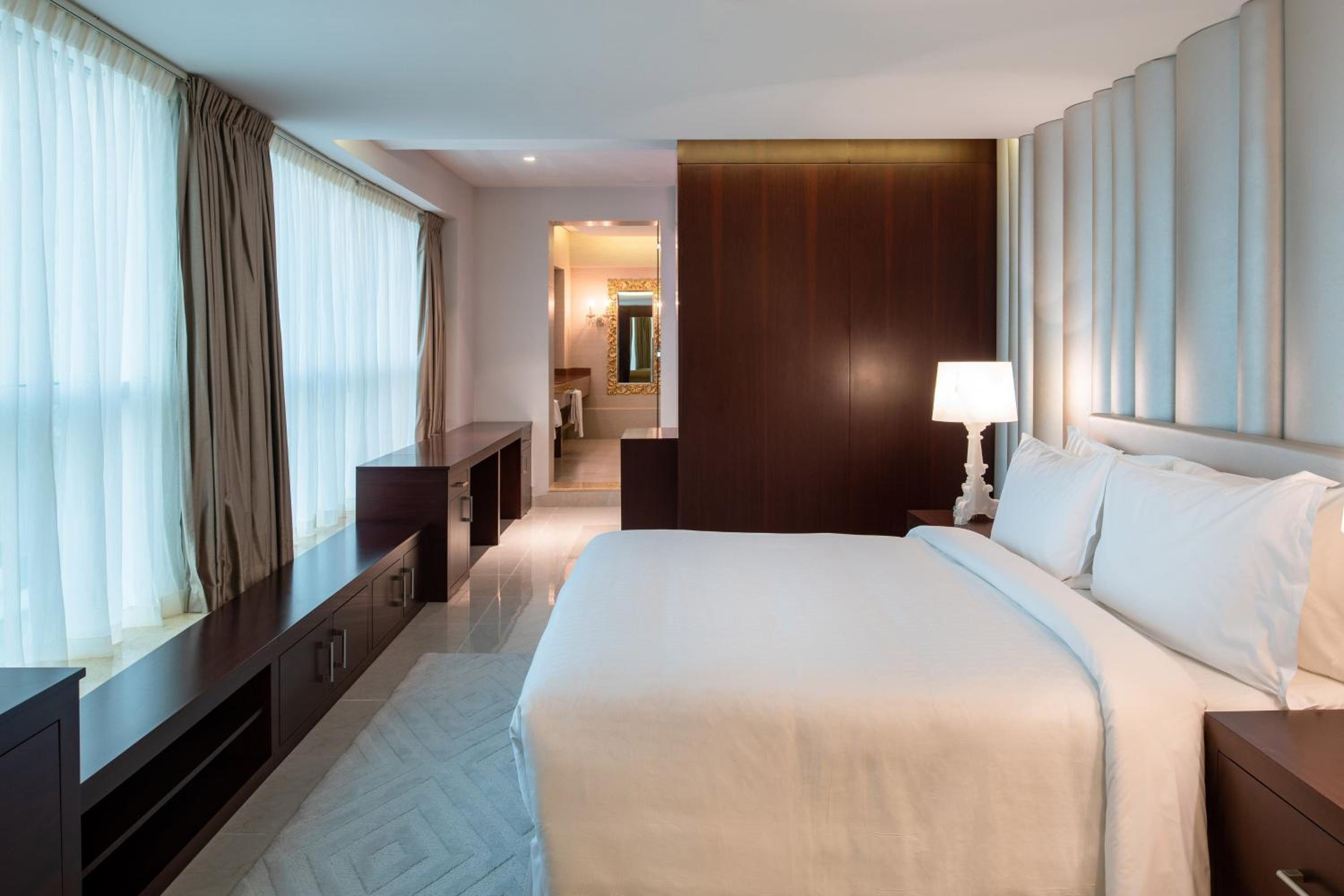 2 Bedrooms, Penthouse Suite, Skyline View, Balcony