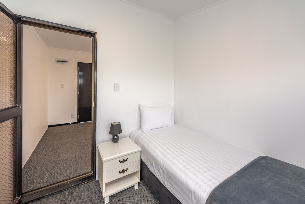 BURWOOD MANOR MOTEL 27/50