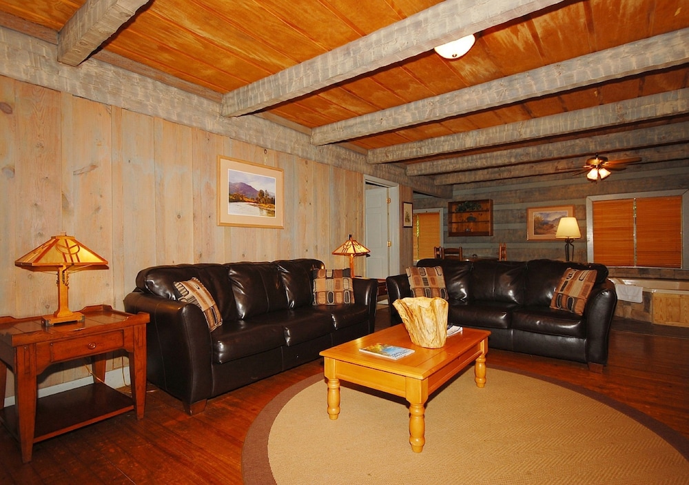 The Smokehouse Lodge and Cabins 52/75