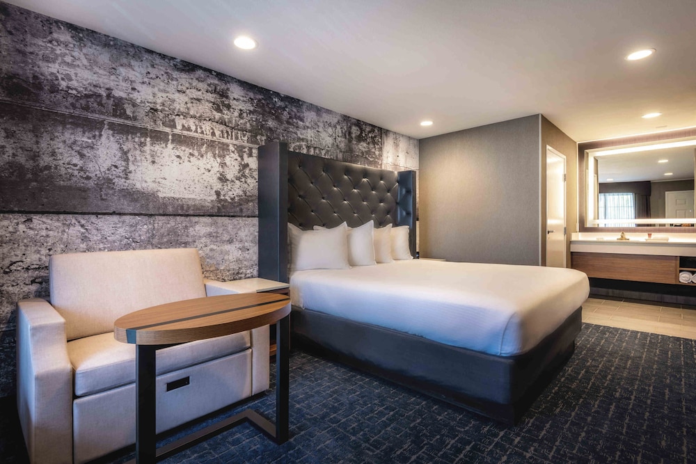 Camelot Inn And Suites 25/62