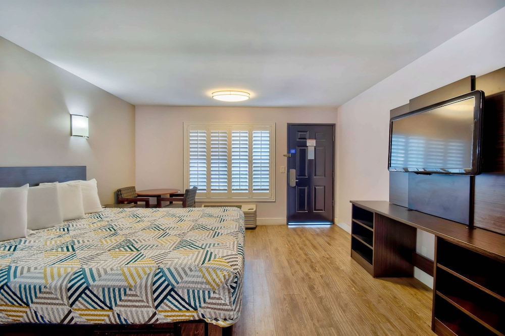 Motel6 Inglewood, CA 35/54