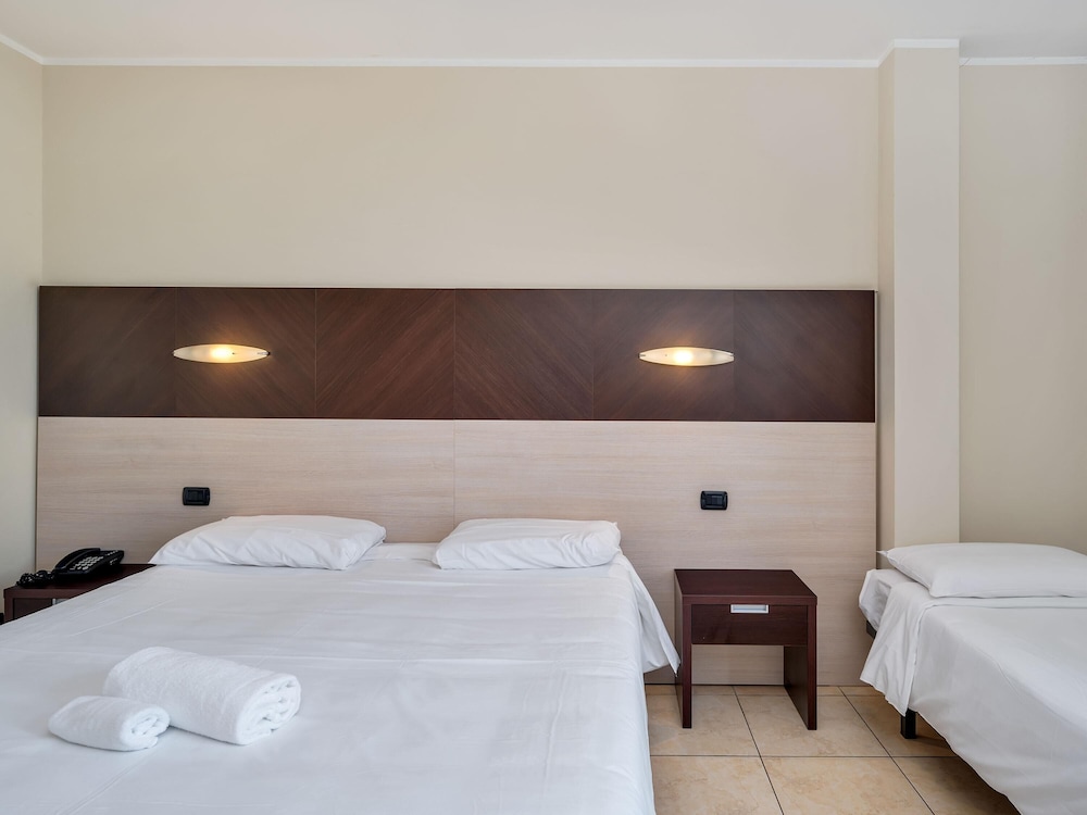 غرفة قياسية ثلاثية بسرير كوين وسرير فردي، B&B HOTEL Settimo Torinese 9/10