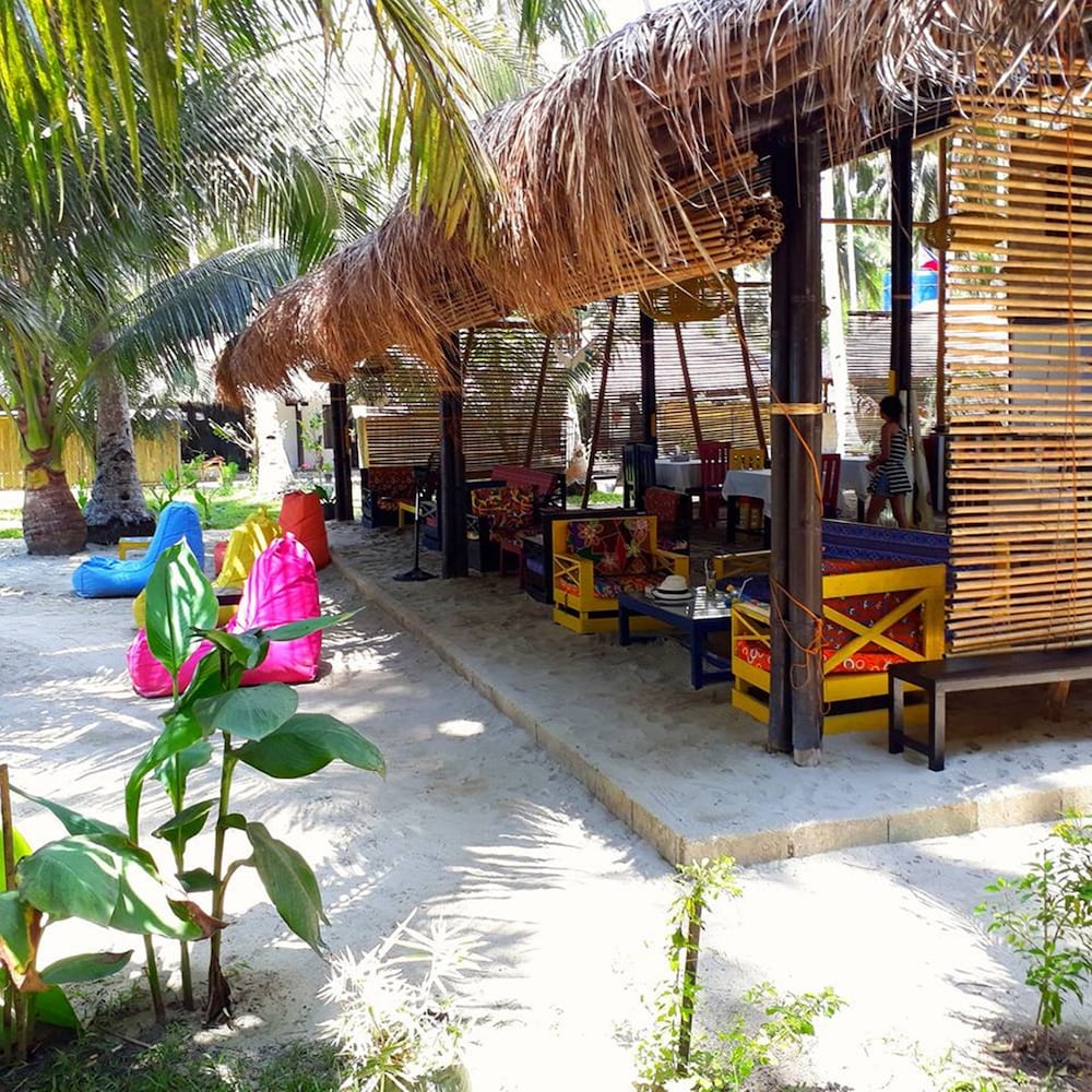 Peace & Love Beach Club 24/46