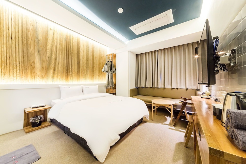 DELUXE, DOUBLE BED