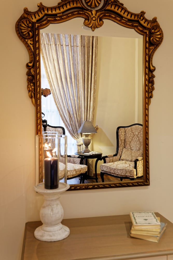 Ionia Suites 17/40