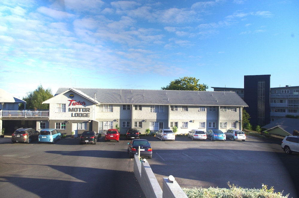 Tudor Motor Lodge 6/47