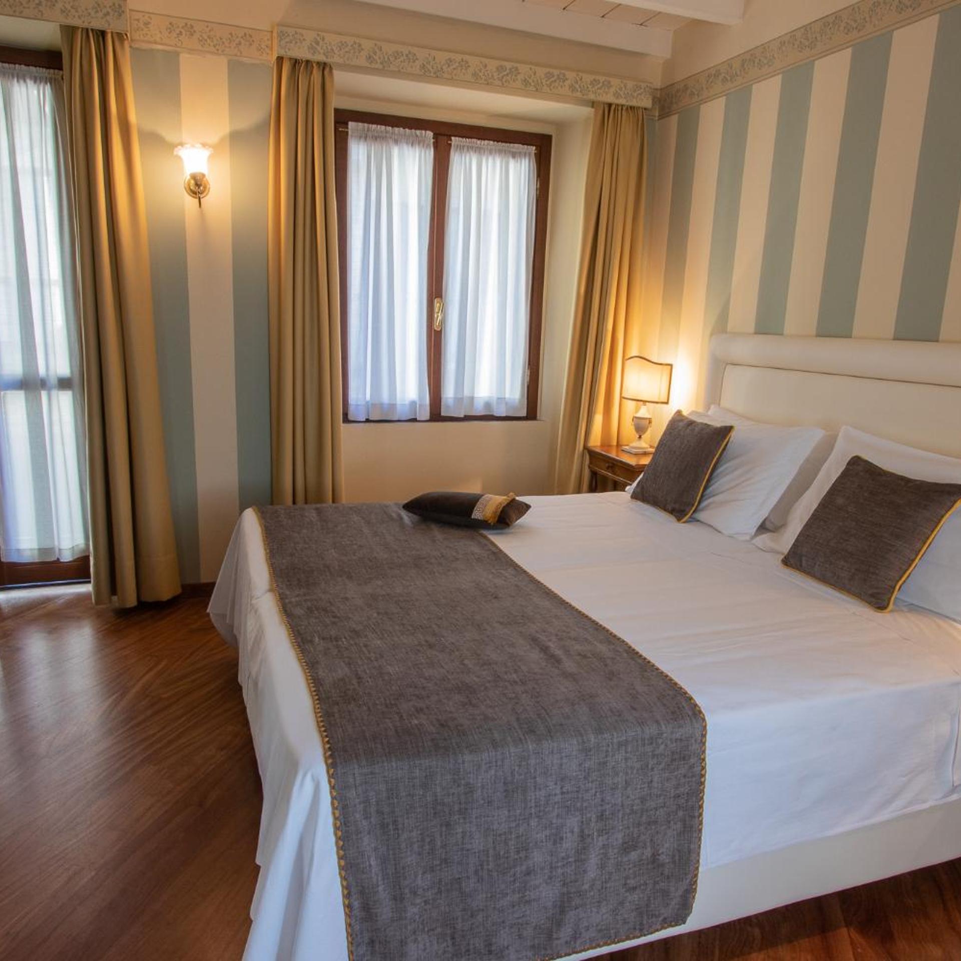 غرفة ديلوكس بسرير مزدوج أو سريرين منفصلين، Albergo Le Due Corti 2/5