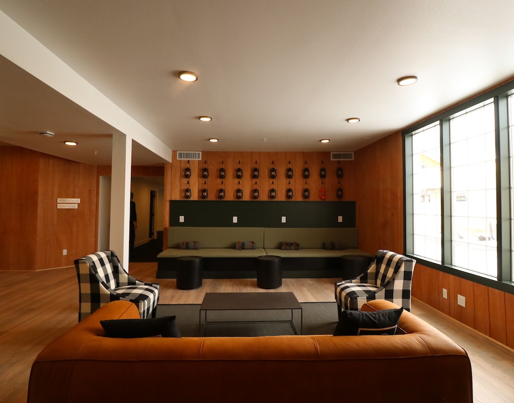 LOGE Leavenworth Downtown 35/50