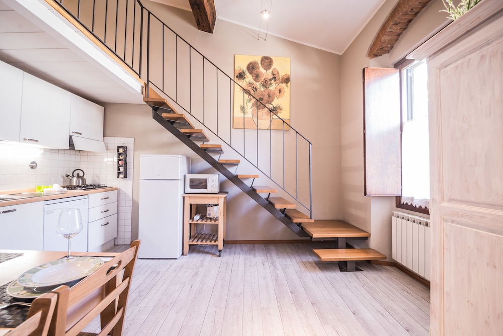 A Few Steps to The Duomo Upscale 2BD Apt 15/24