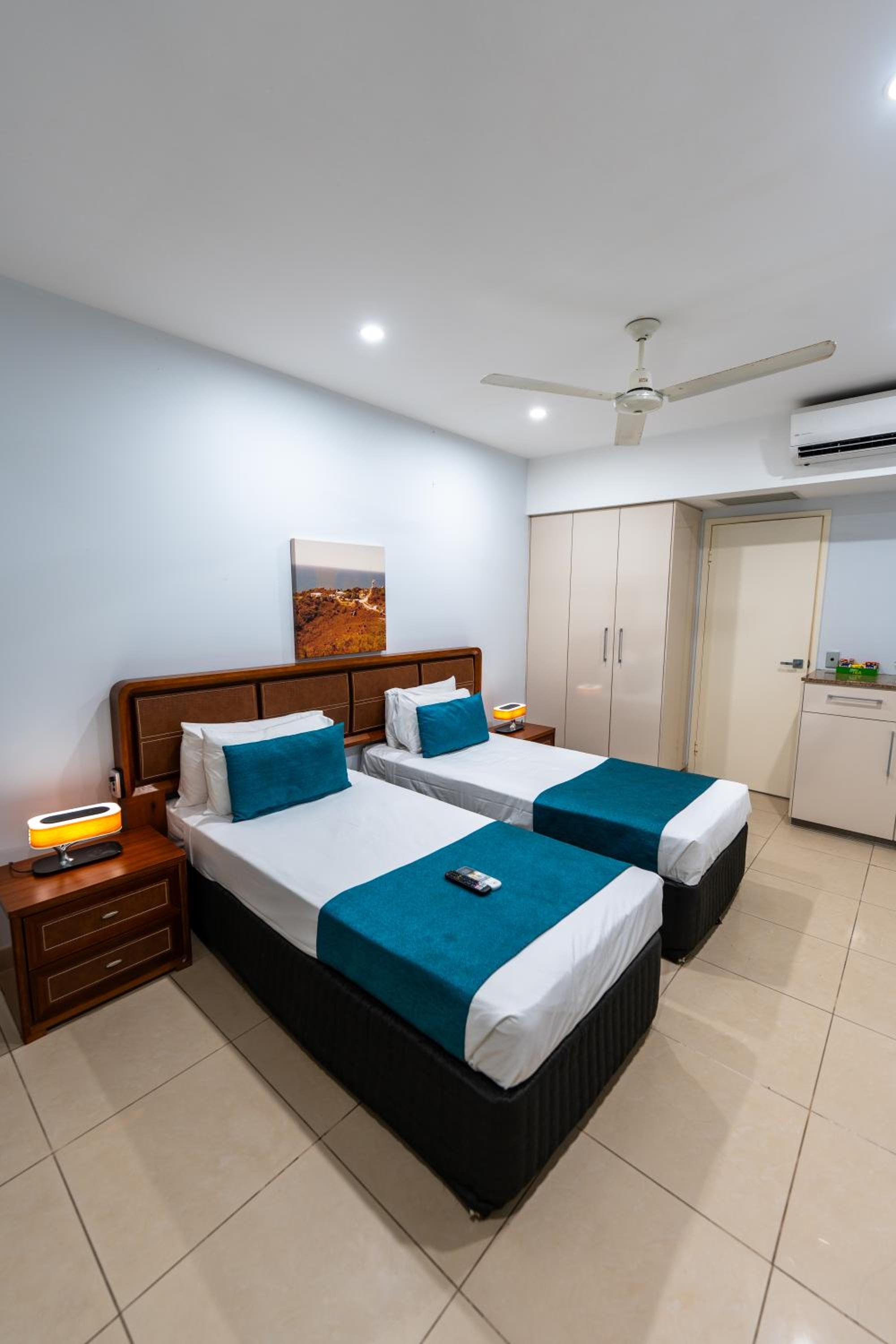 2 Bedrooms, Suite, Single Bed