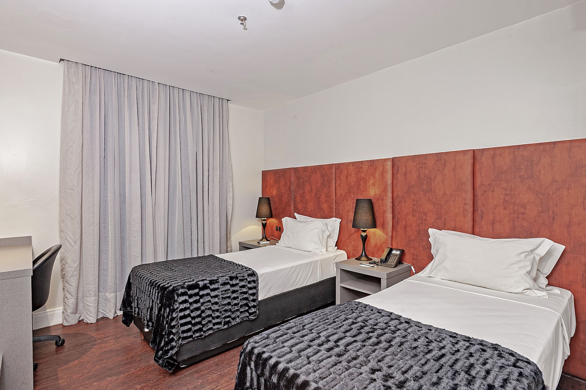 DELUXE, TWIN BEDS