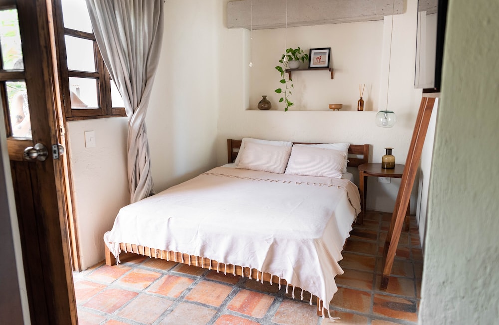 STANDARD, QUEEN BED