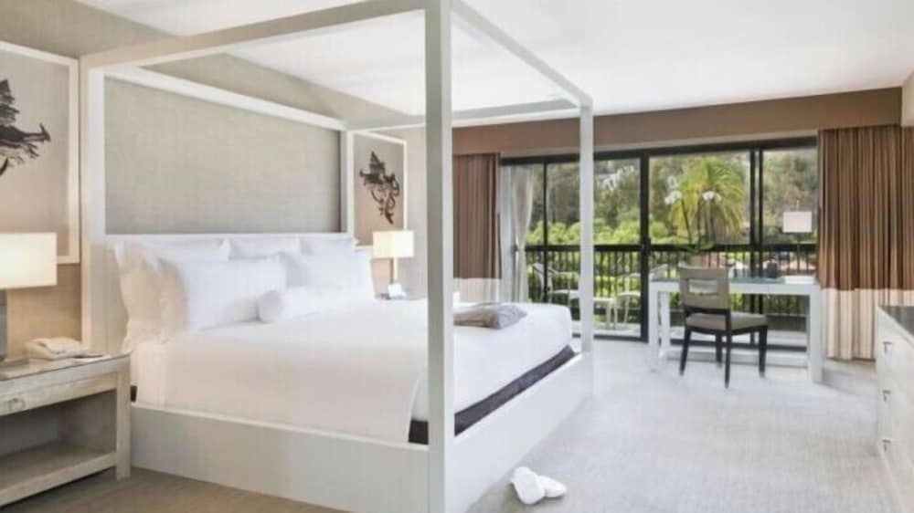 DELUXE, KING BED