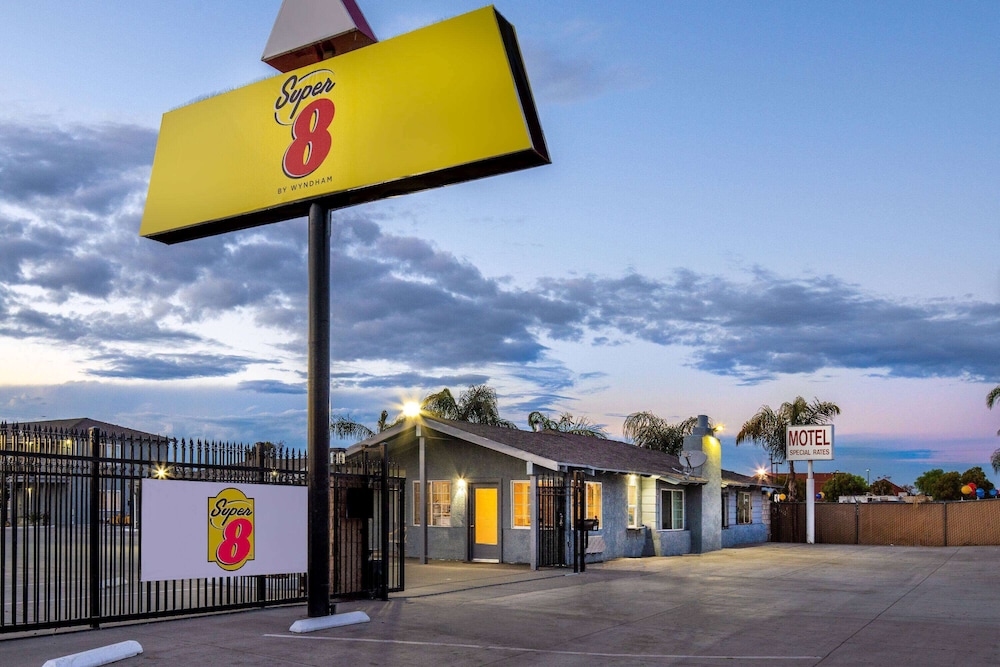 Super 8 by Wyndham Bakersfield CA 37/48