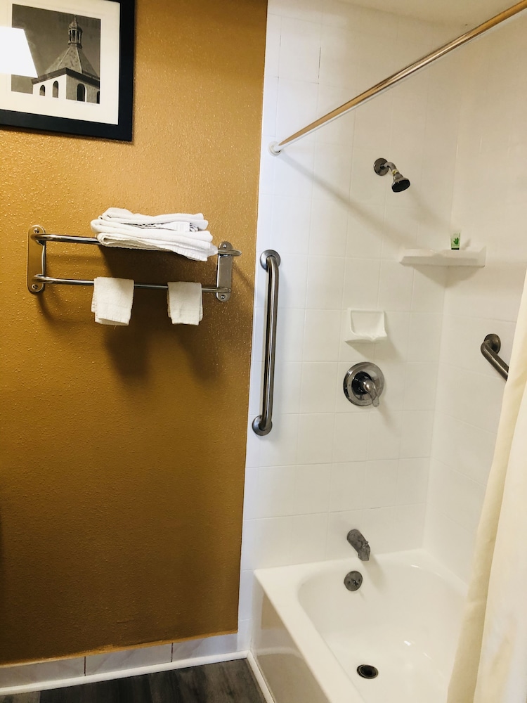 Casa Blanca Inn & Suites 11/67