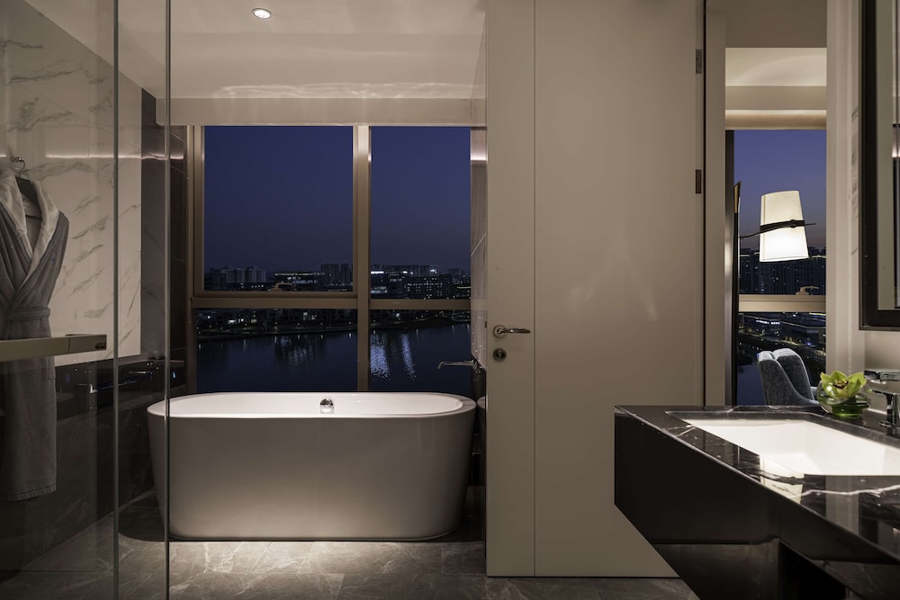 Hyatt Centric Lakeside Ningbo 45/47