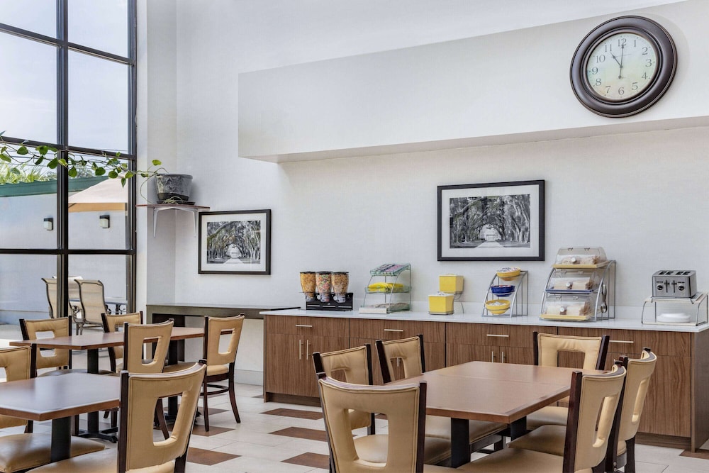 Days Inn & Suites by Wyndham Savannah Midtown 39/56