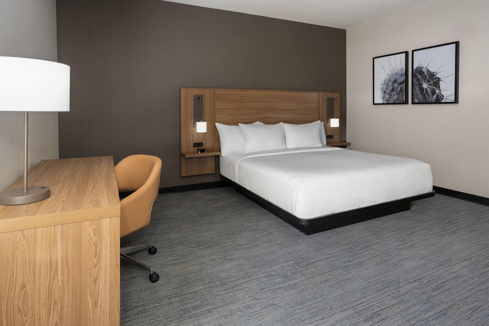 La Quinta Inn & Suites by Wyndham Phoenix near State Farm St 24/48