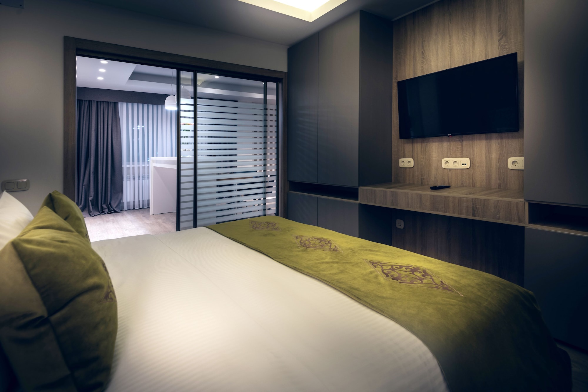 WELLNESS, SUITE, KING BED