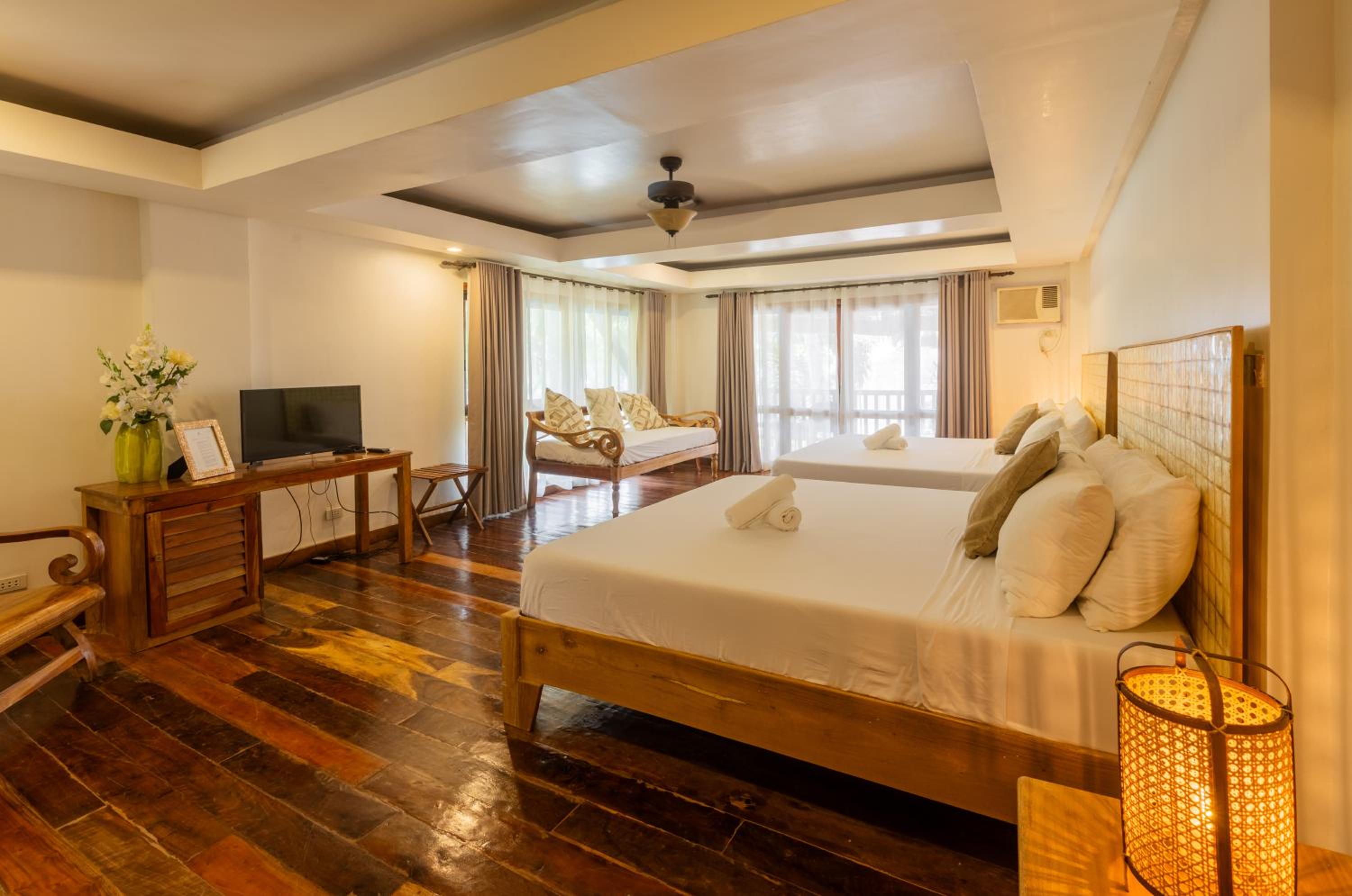 Semi Room, Suite