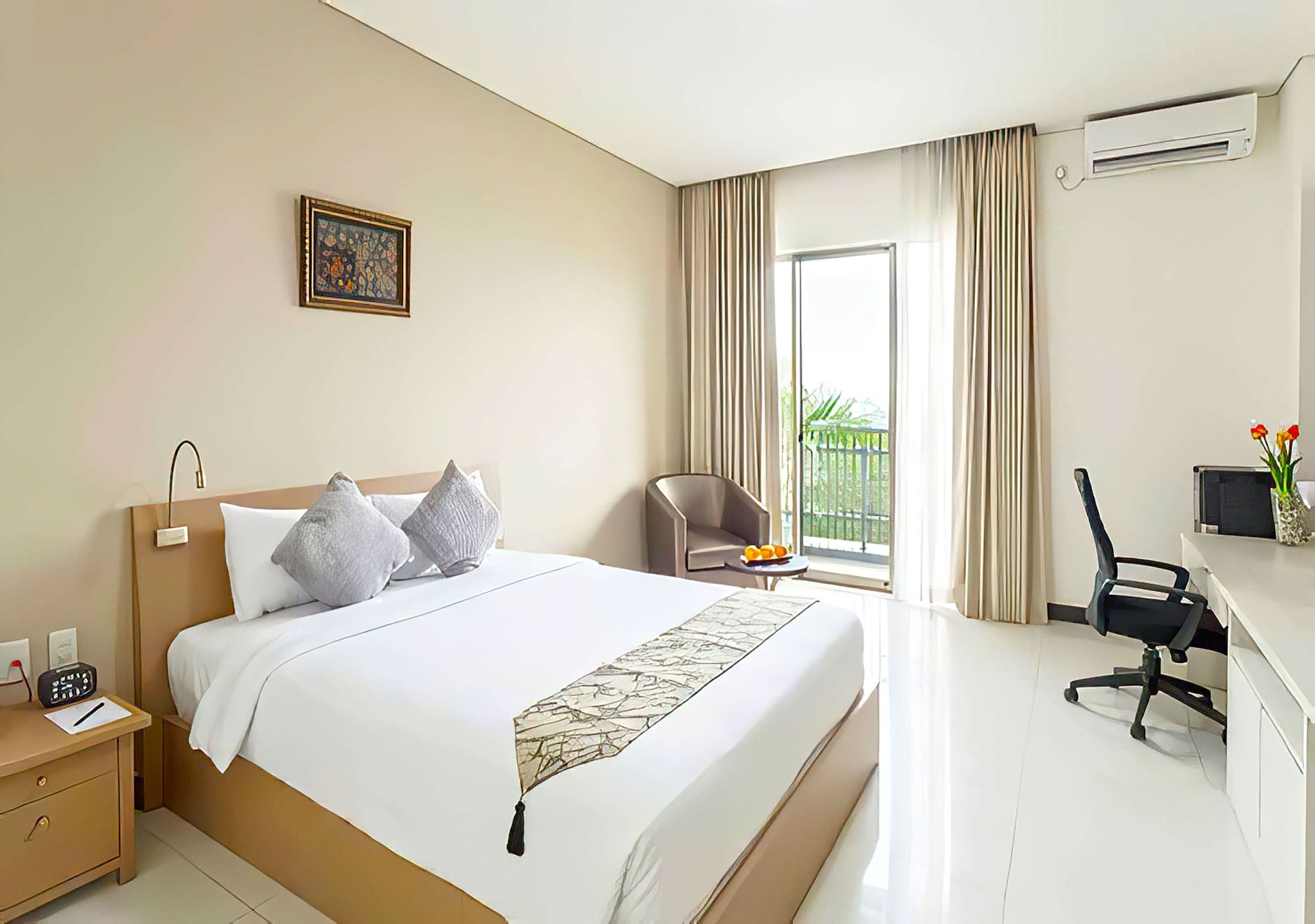SUPERIOR, SINGLE, QUEEN BED