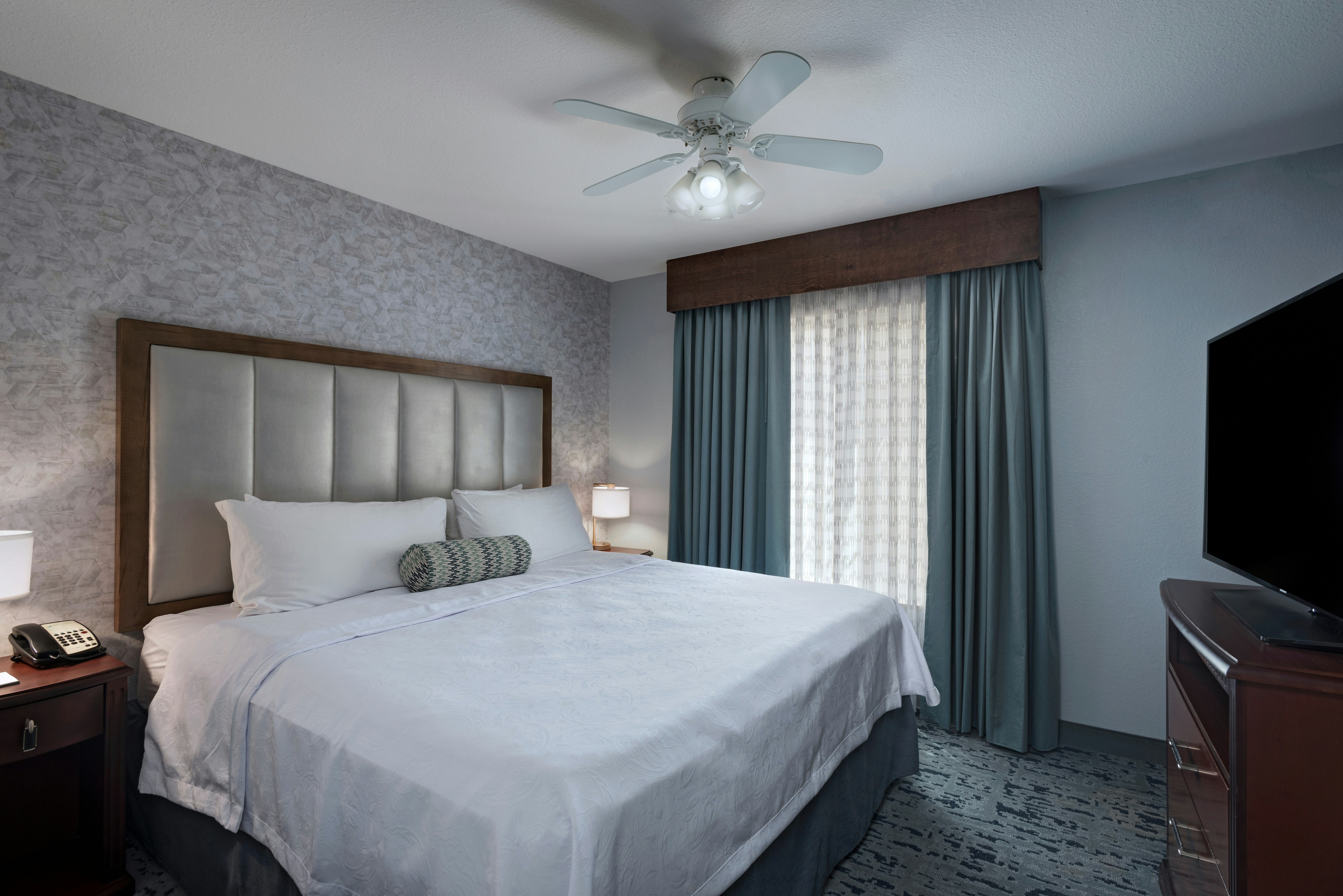 SUITE, KING BED, ACCESSIBLE