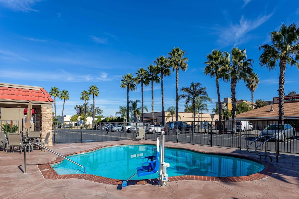 Econo Lodge Inn & Suites Escondido Downtown 12/48