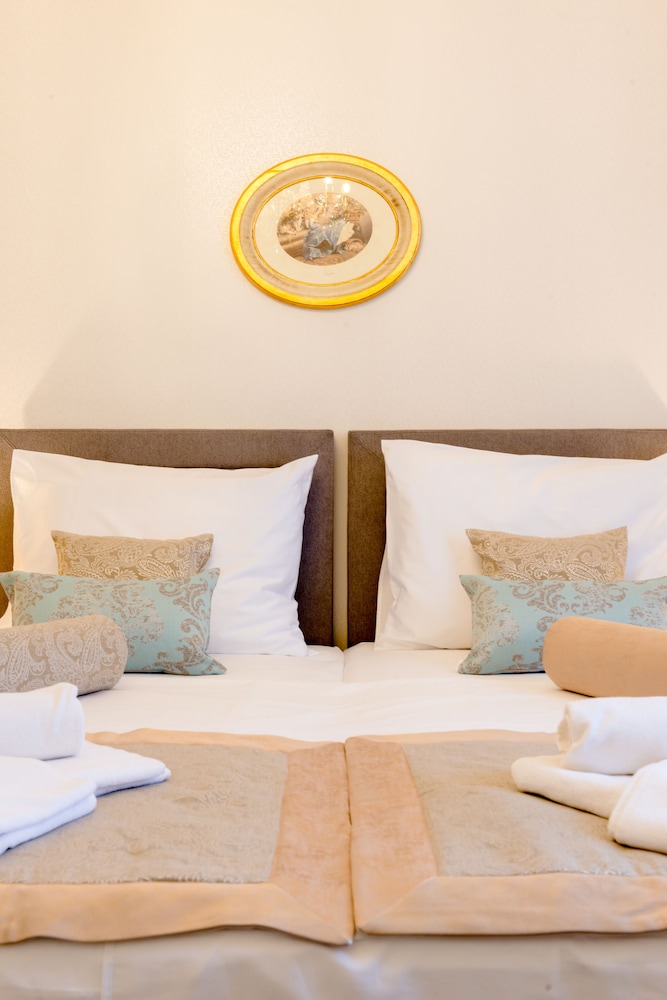 Le Monde Luxury Accommodation 53/63