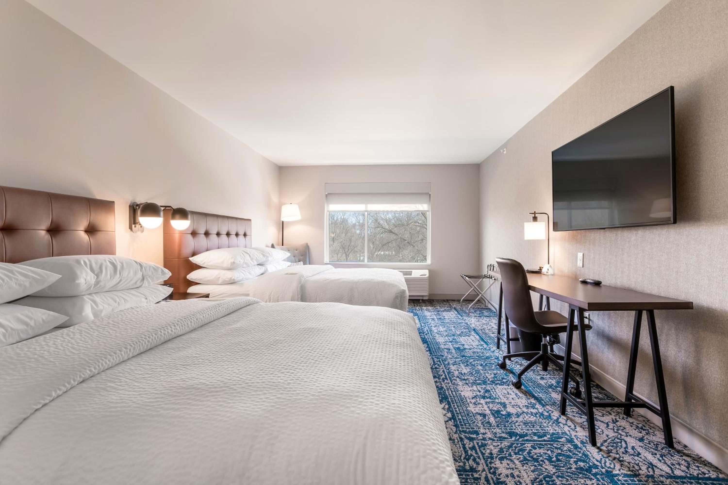 Guest Room, Traditional, 2 Queen Beds, Four Points By Sheraton Elkhart 5/10