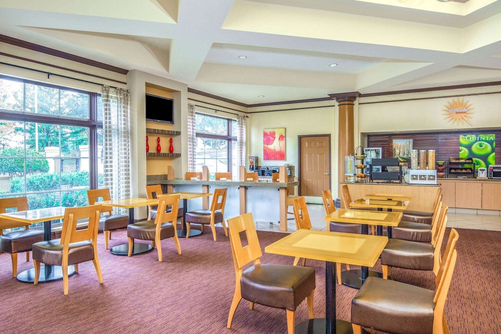 La Quinta Inn & Suites by Wyndham Atlanta Ballpark/Galleria 51/64