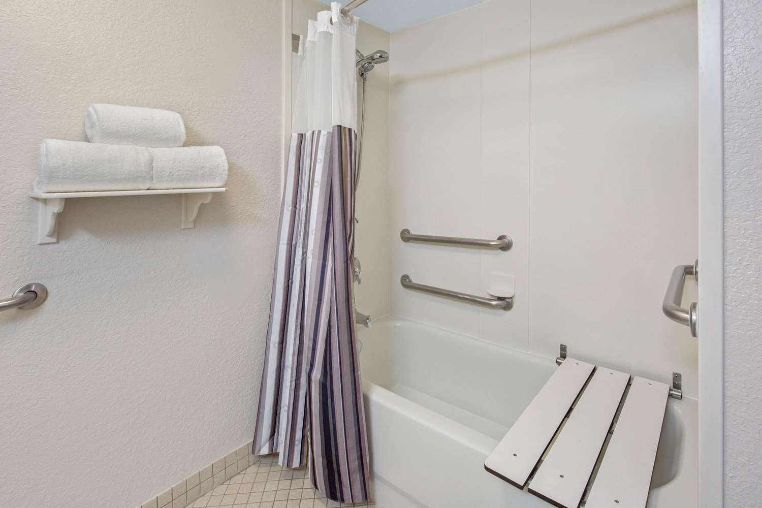 La Quinta Inn and Suites by Wyndham Miami Airport West 60/60