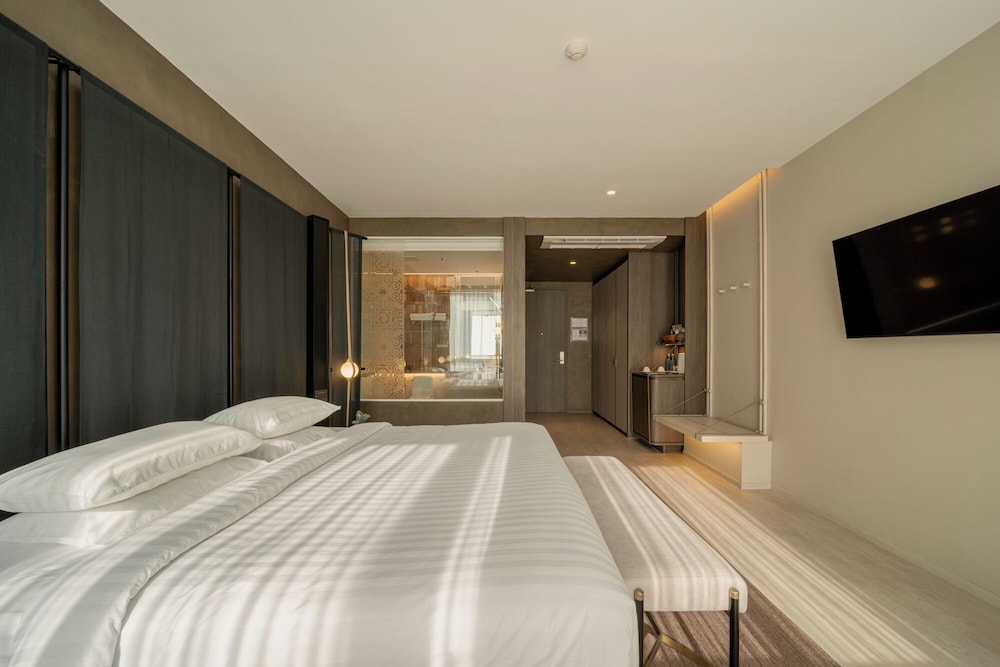 ROOM, POOL ACCESS
