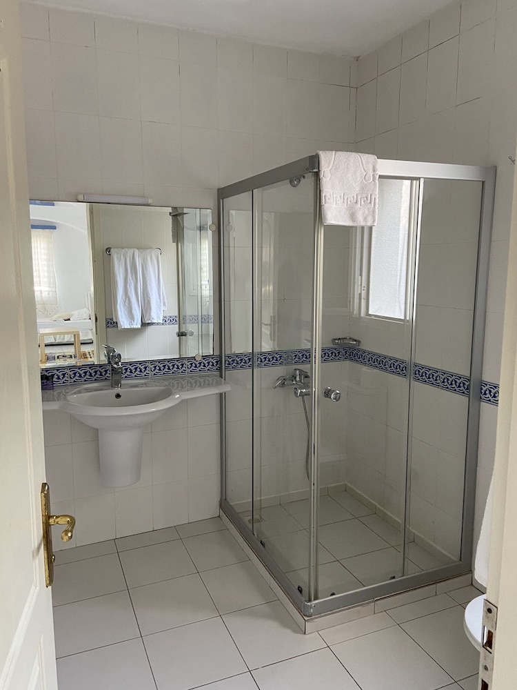 Omar Hotel 40/40