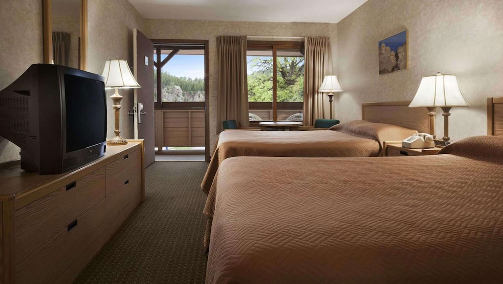 Room, 2 Queen Beds, Private Bathroom