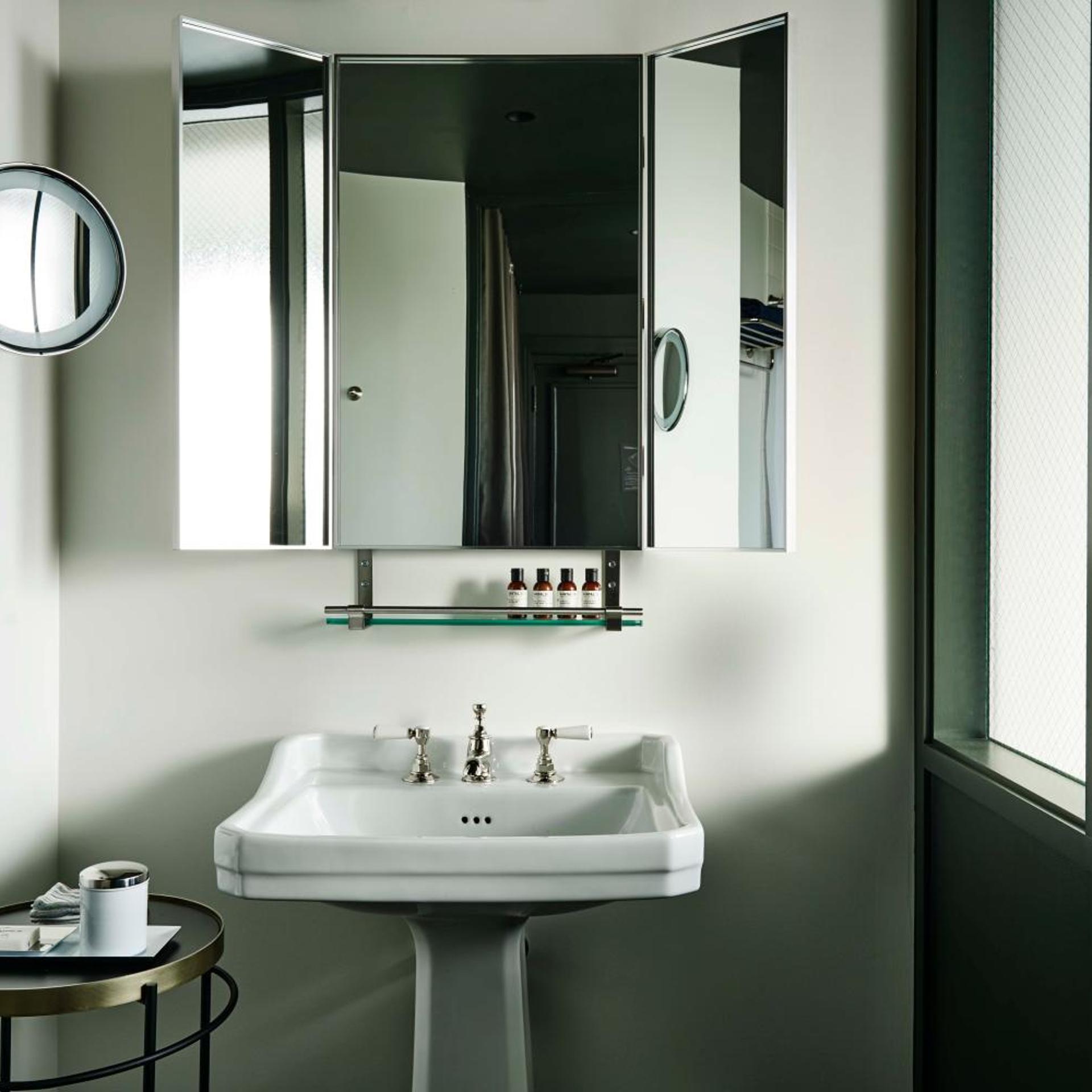Landmark, Queen Bed, Accessible، The Robey 3/3