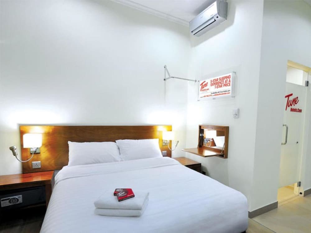 ROOM, DOUBLE BED, NO WINDOW