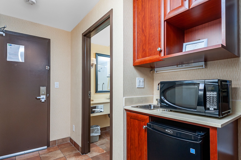 Holiday Inn Express Hotel Suites Clarington Bowmanville 32/70
