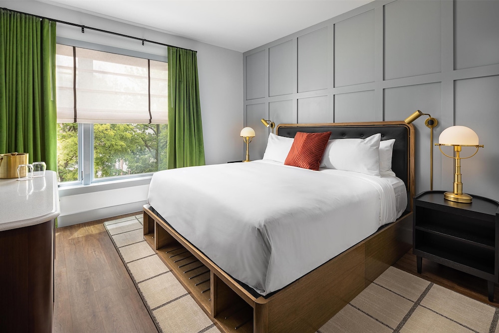 ROOM, QUEEN BED