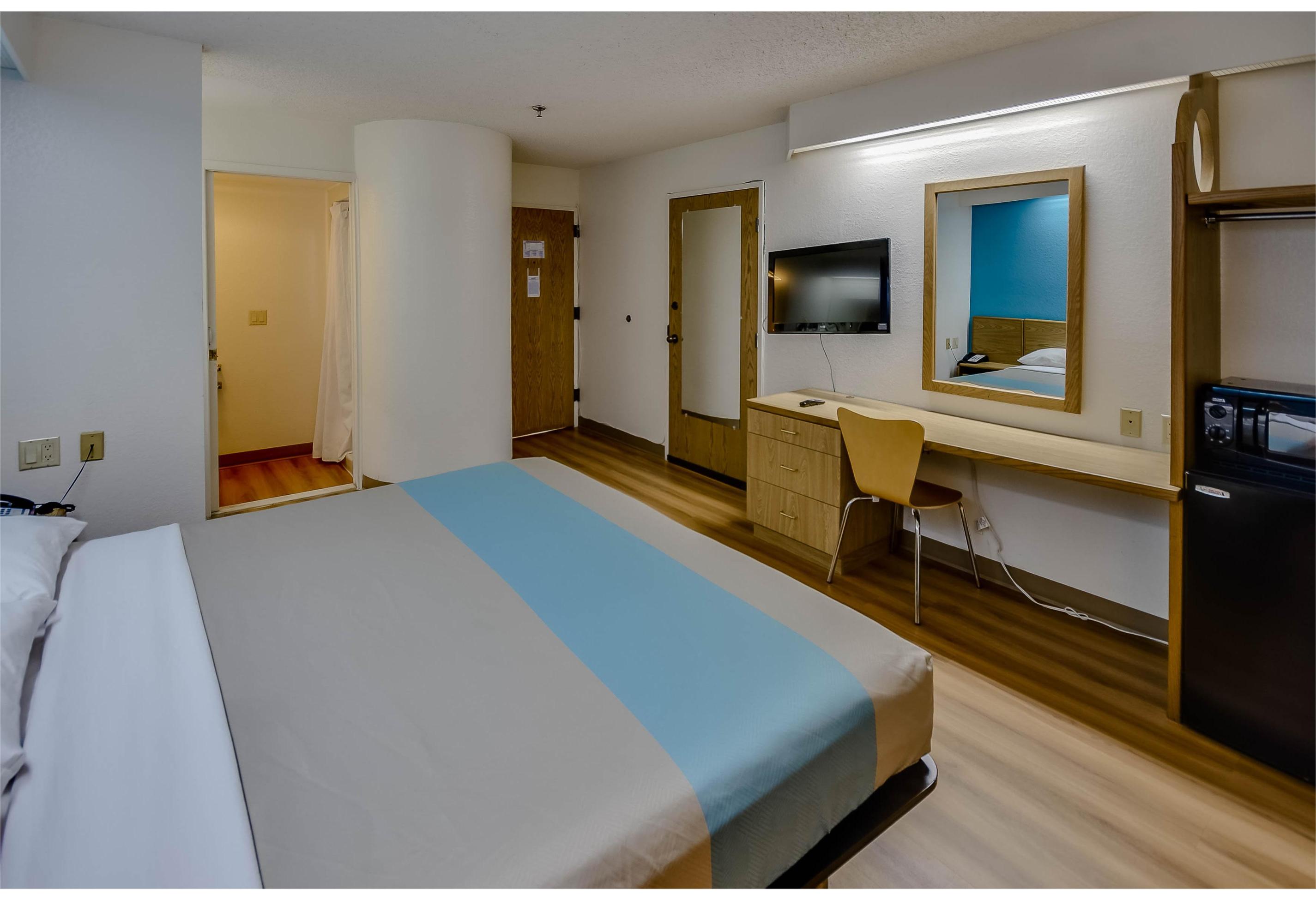 1 Queen Bed - ADA/RI Shower/Non-Smoking