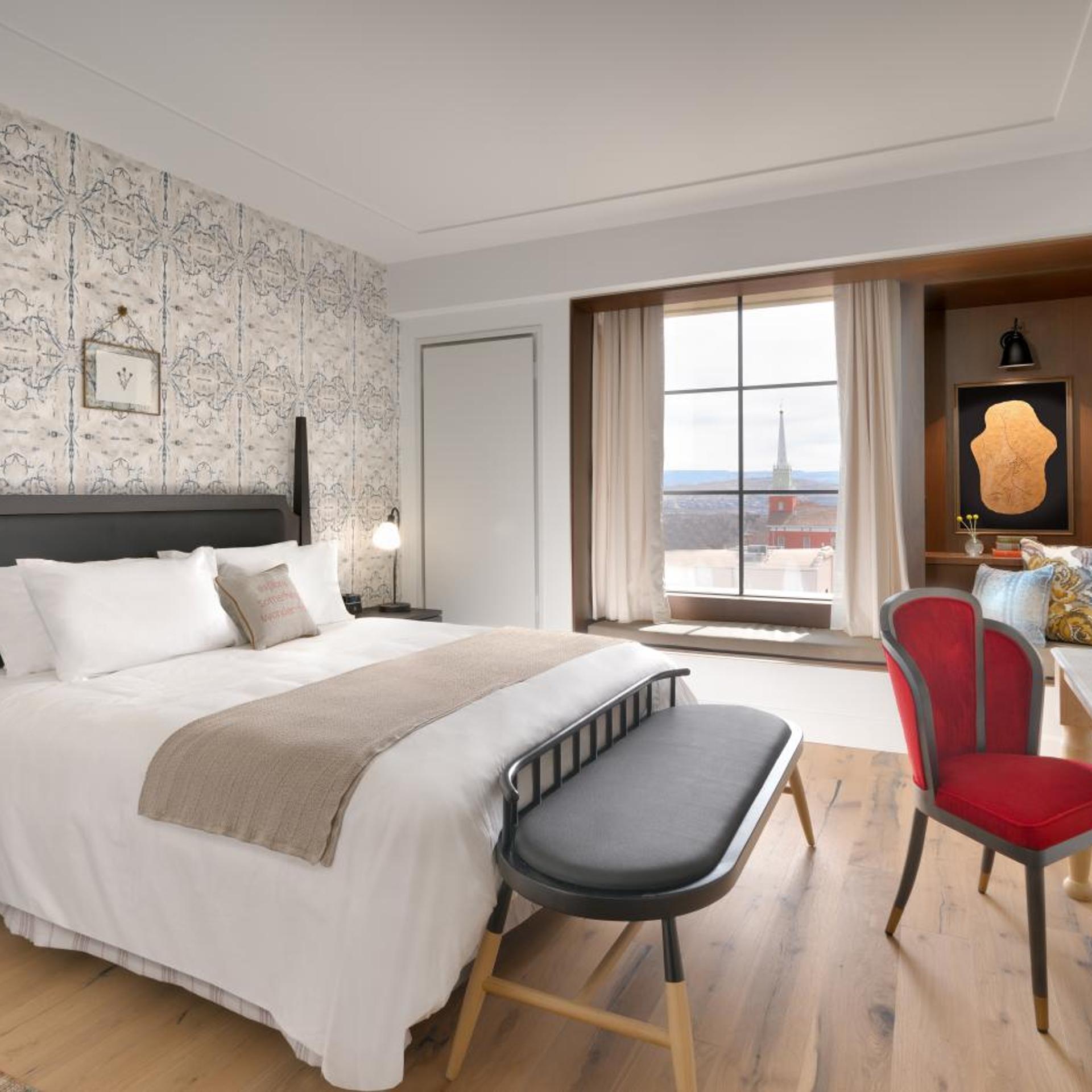 Guest Room, King Bed, City View