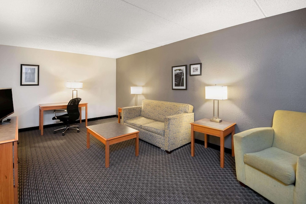 La Quinta Inn by Wyndham San Antonio I-35 N at Toepperwein 21/32