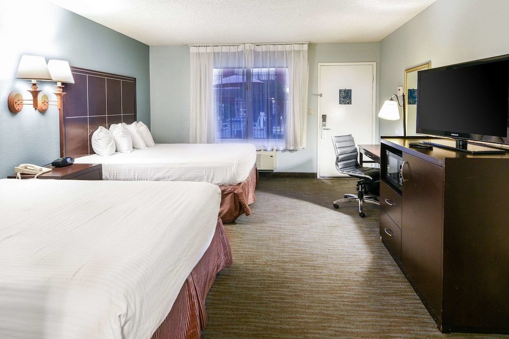 The Buena Park Hotel and Suites 21/34
