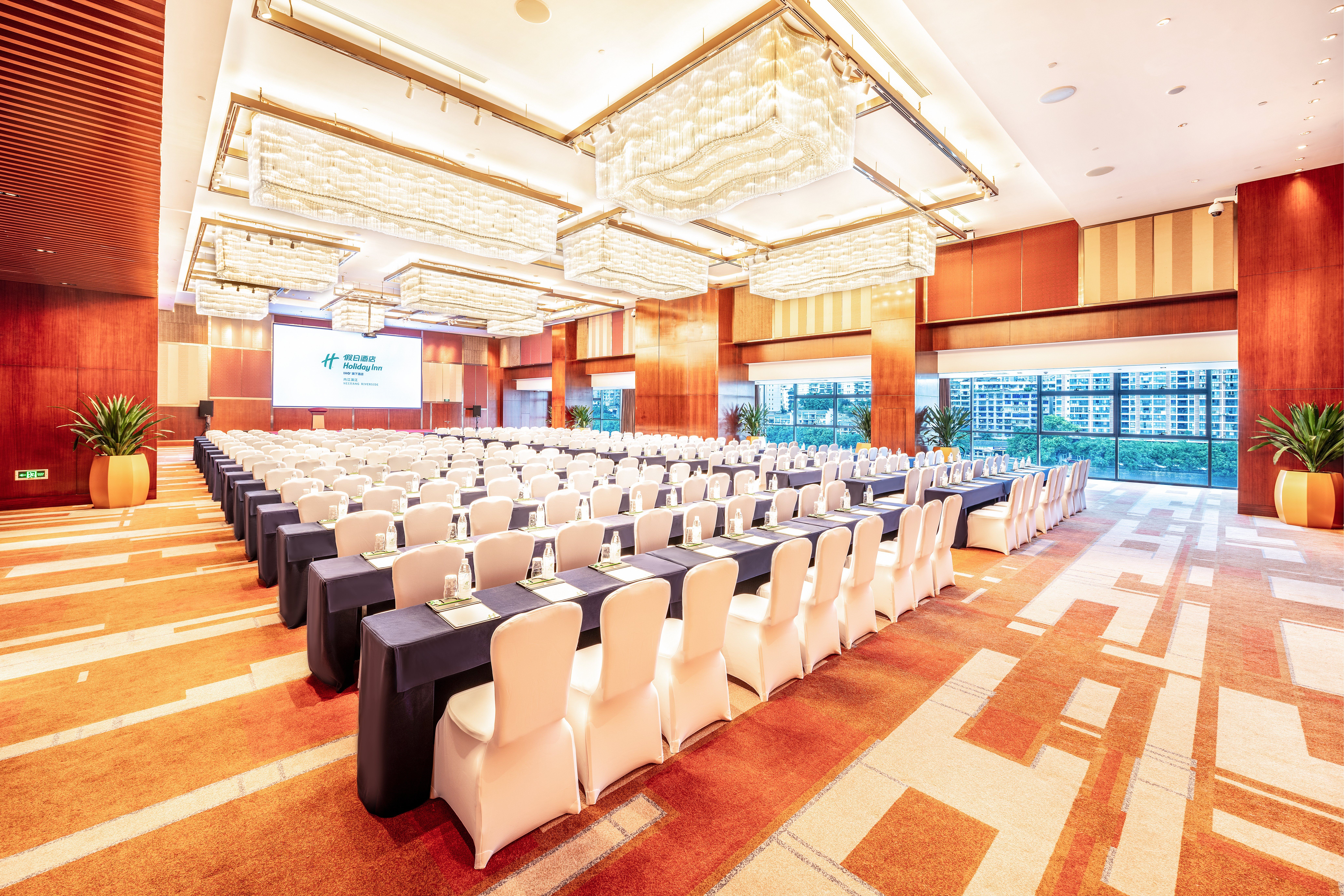 Holiday Inn Neijiang Riverside 40/81