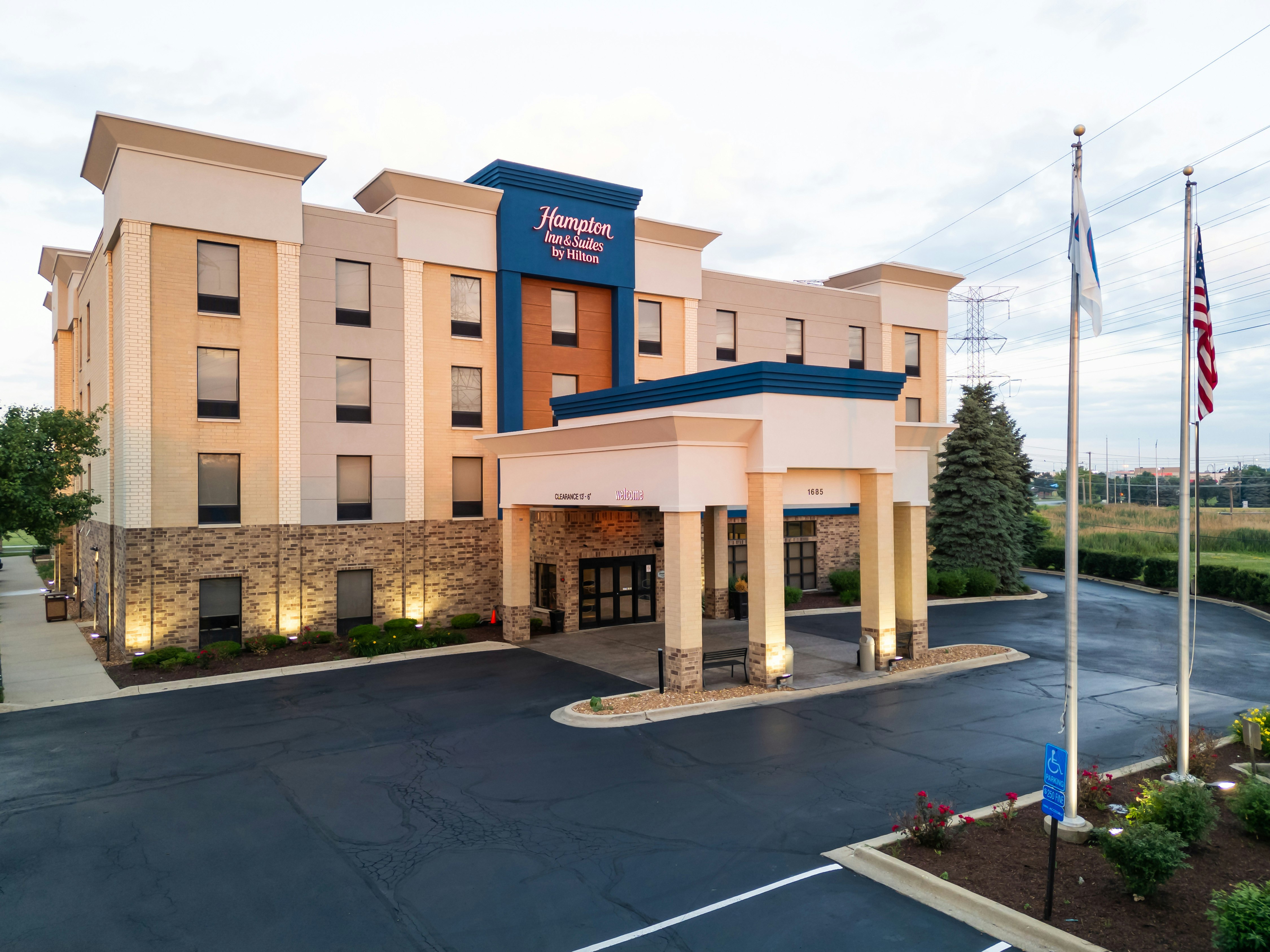 Hampton Inn Suites Addison 57/58